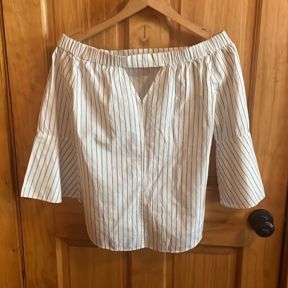 Calvin Klein Jeans Off-the-Shoulder Bell
Sleeve Top, NWT - Picture 5 of 10